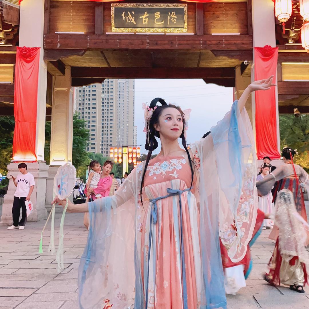 河津米兰女装原倩悦