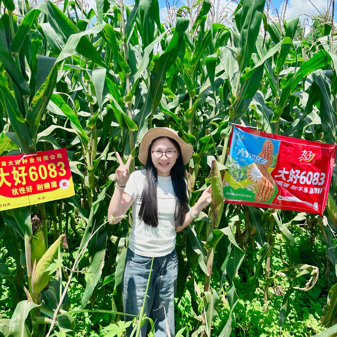 小杨在田间地里 汇丰农资