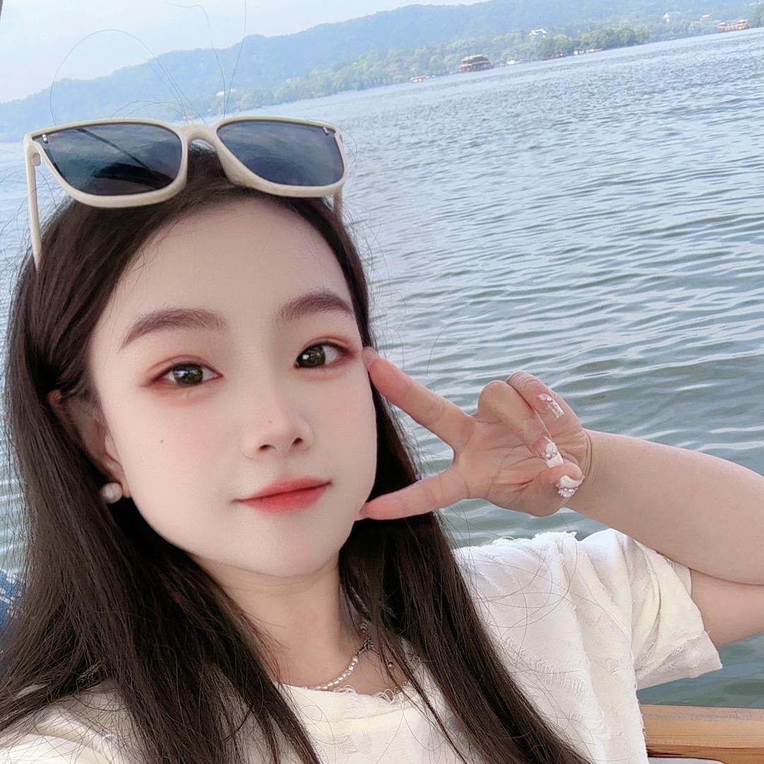 是露露呀（小个子穿搭）