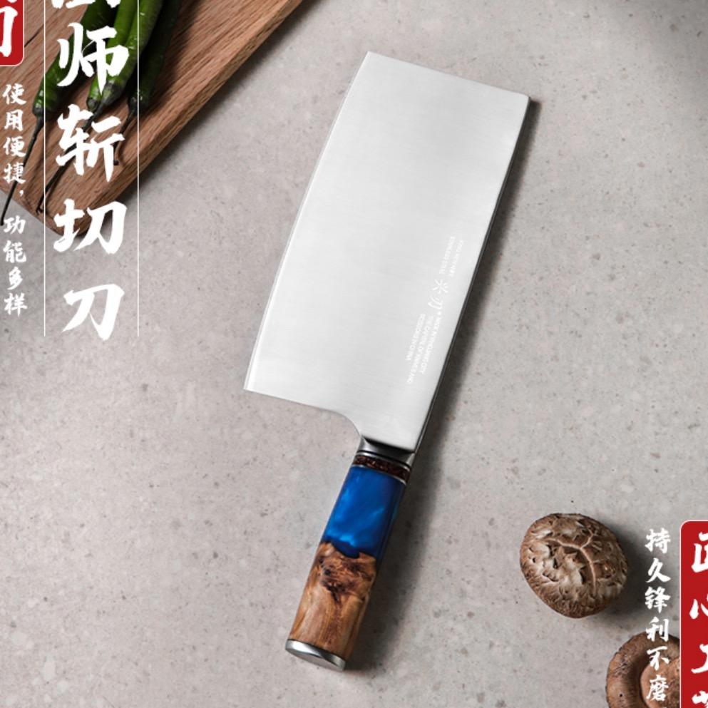 秀娘锻打菜刀