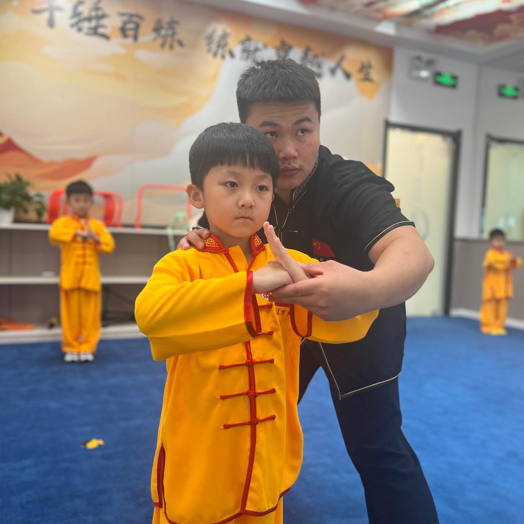 在惠州教武术的李教练