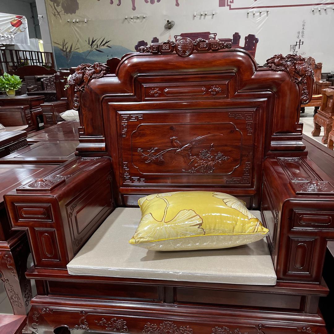 在瑞丽卖红木家具的腾冲妹子