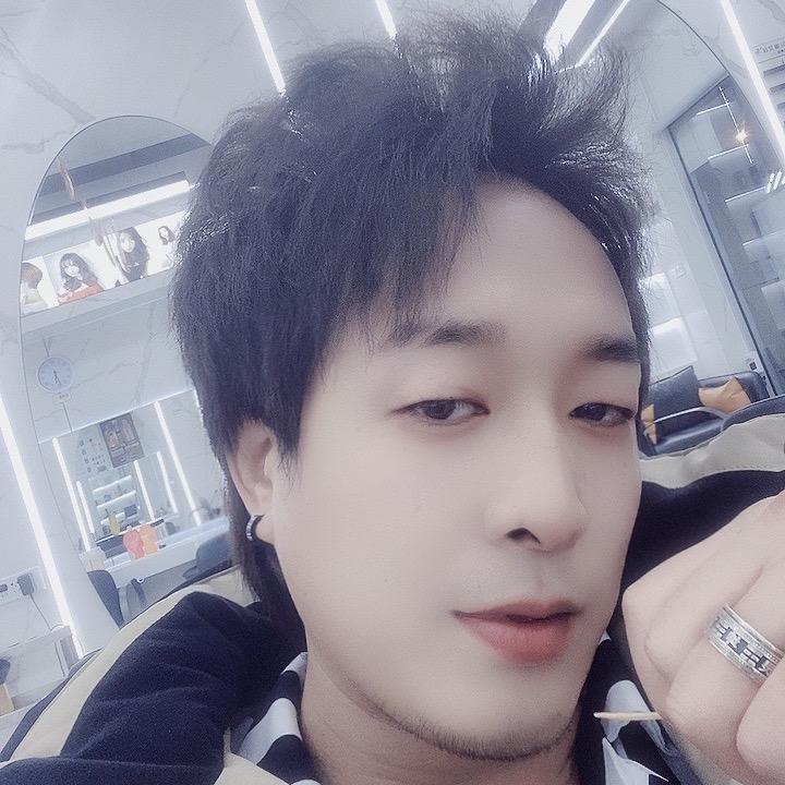 (ง •̀_•́)ง艺峰