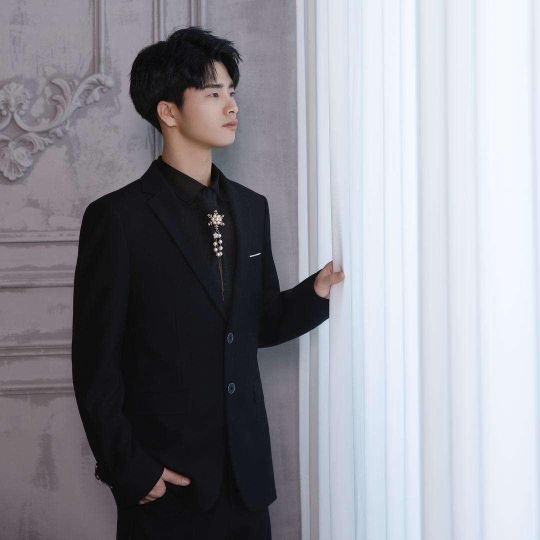 收长头发的小毅（星秀形象）