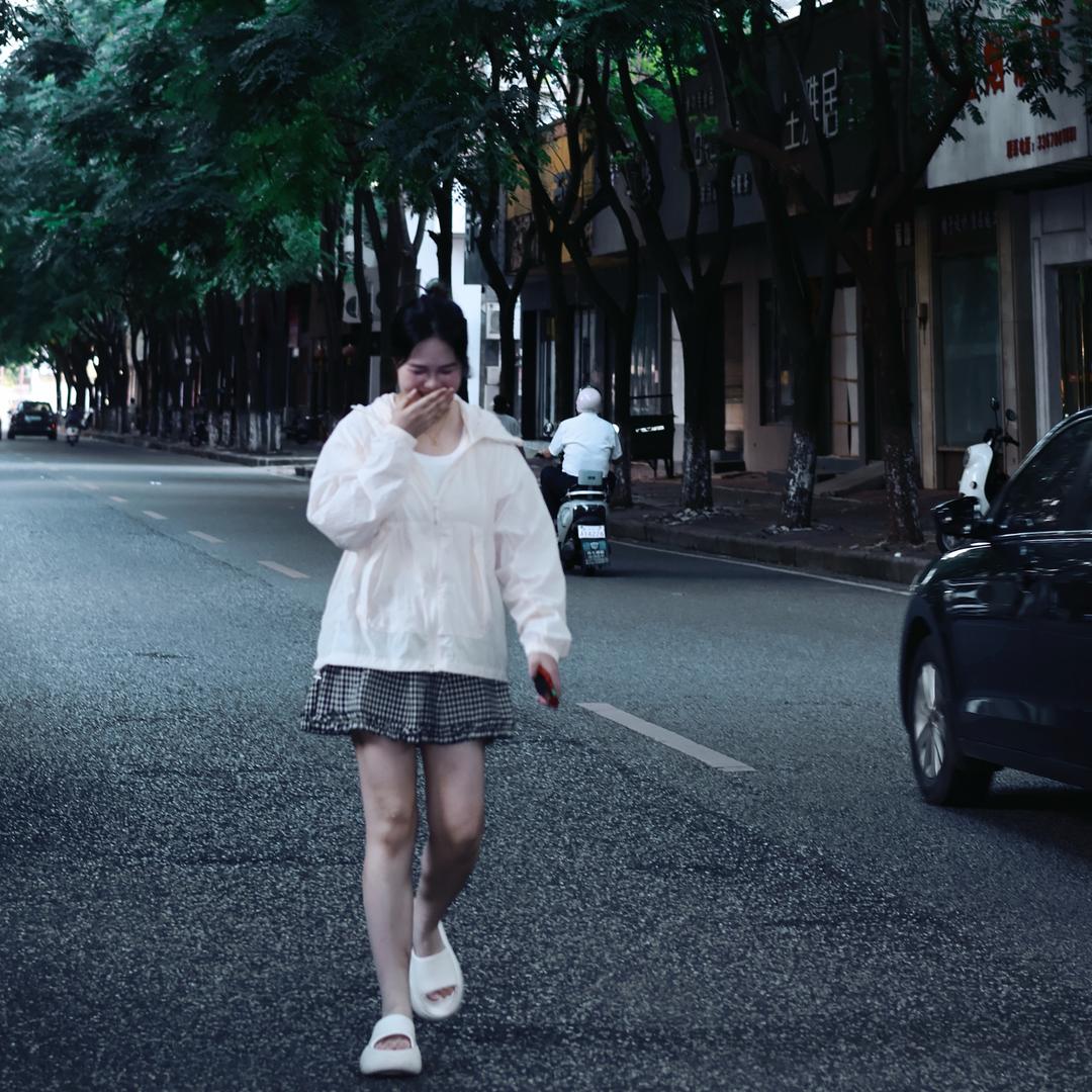 婷咕隆咚