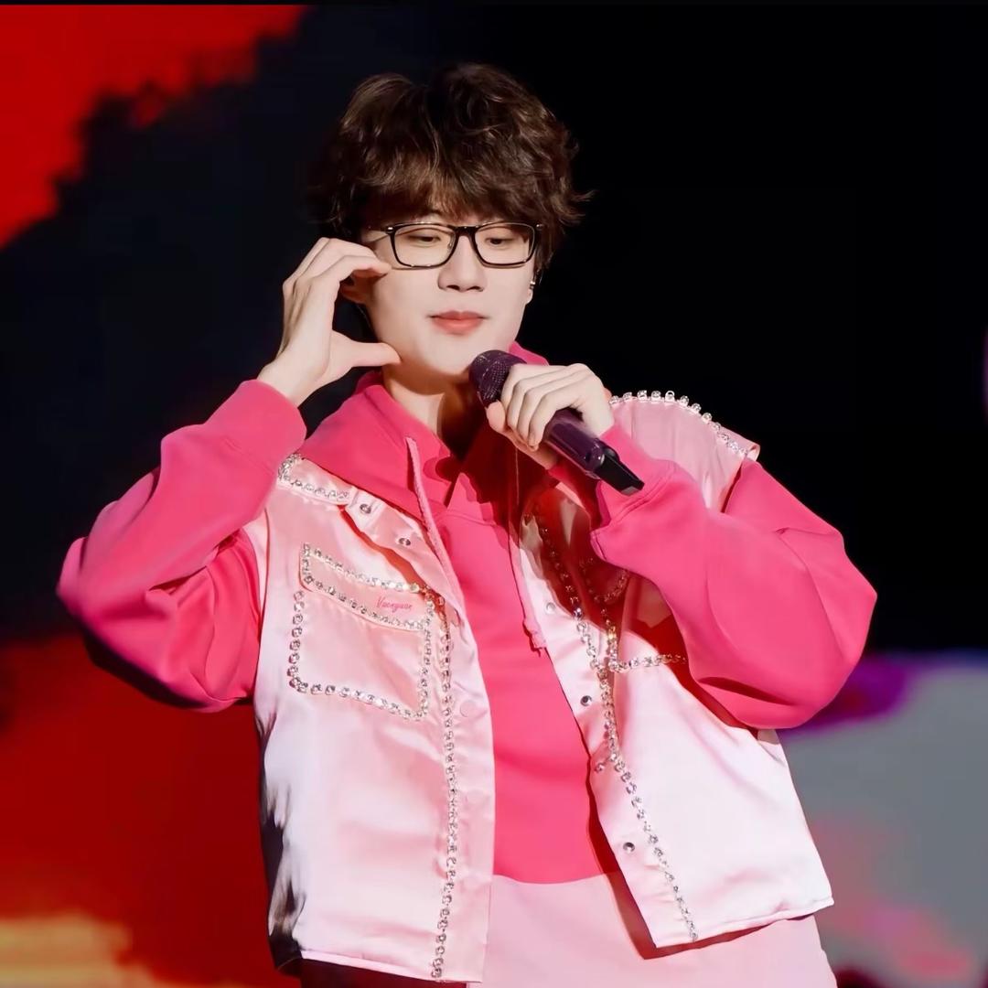 卖手机攒钱看许嵩鸽鸽