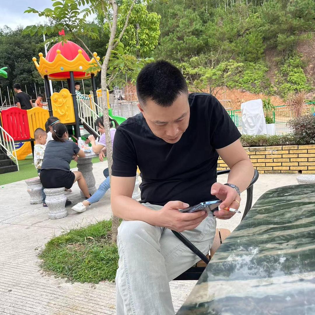 开着挖机追后八
