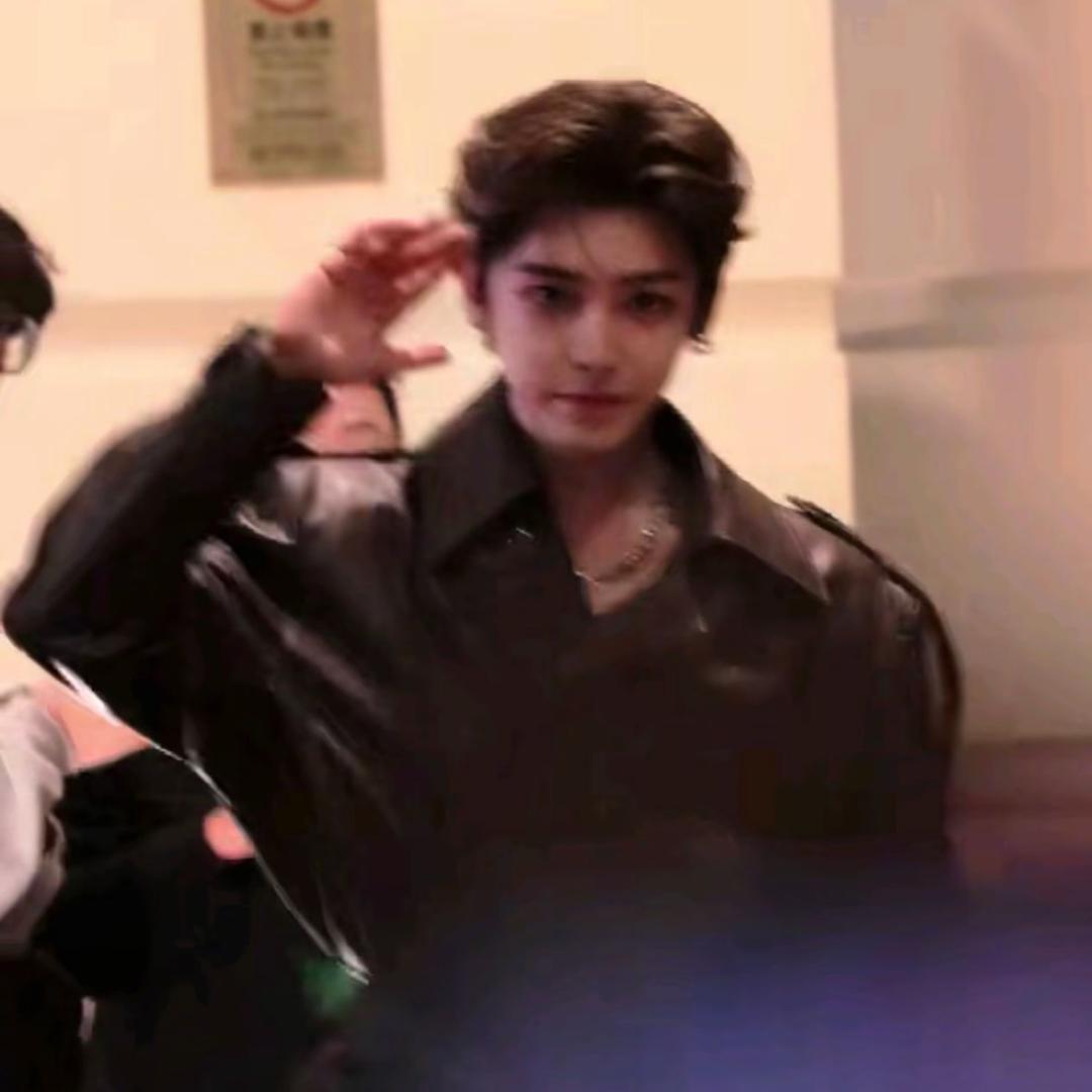 美女栓拴(∗❛ั∀❛ั∗)✧*。