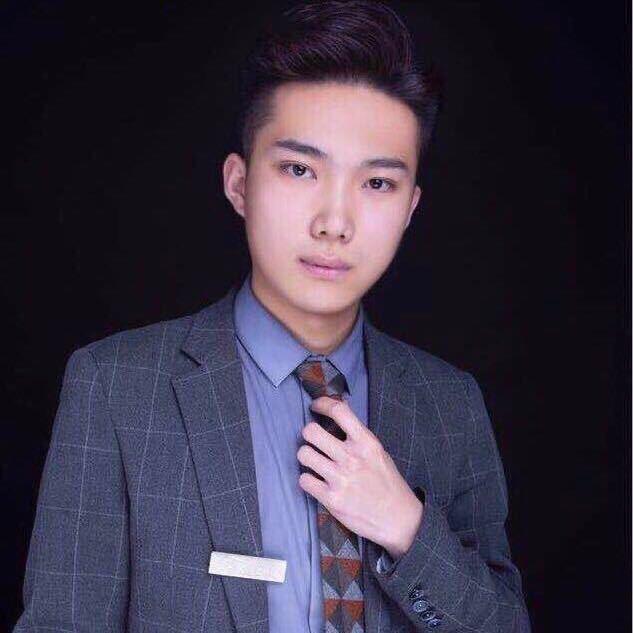 逸炫美发阿龙爱烫发