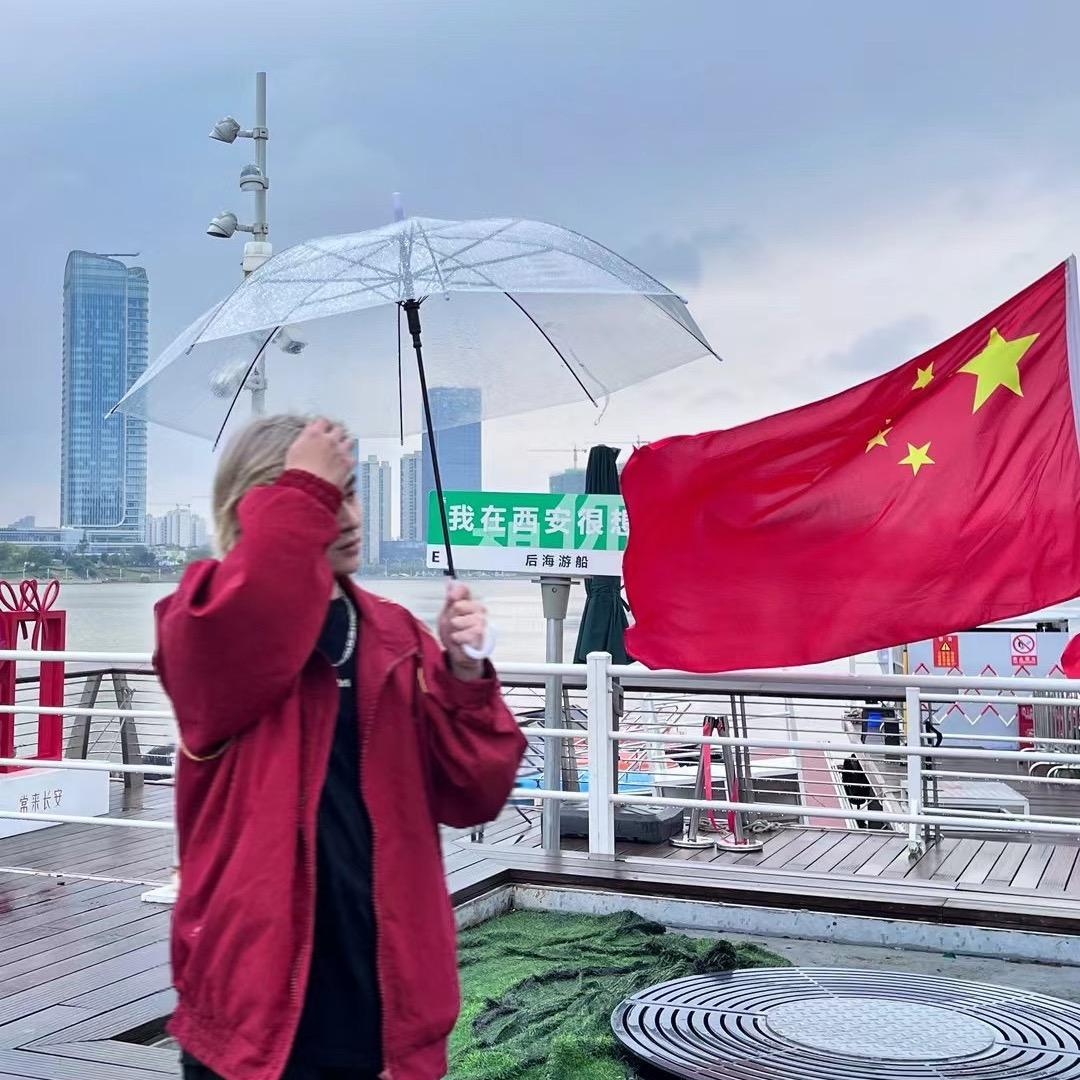 阿龙.