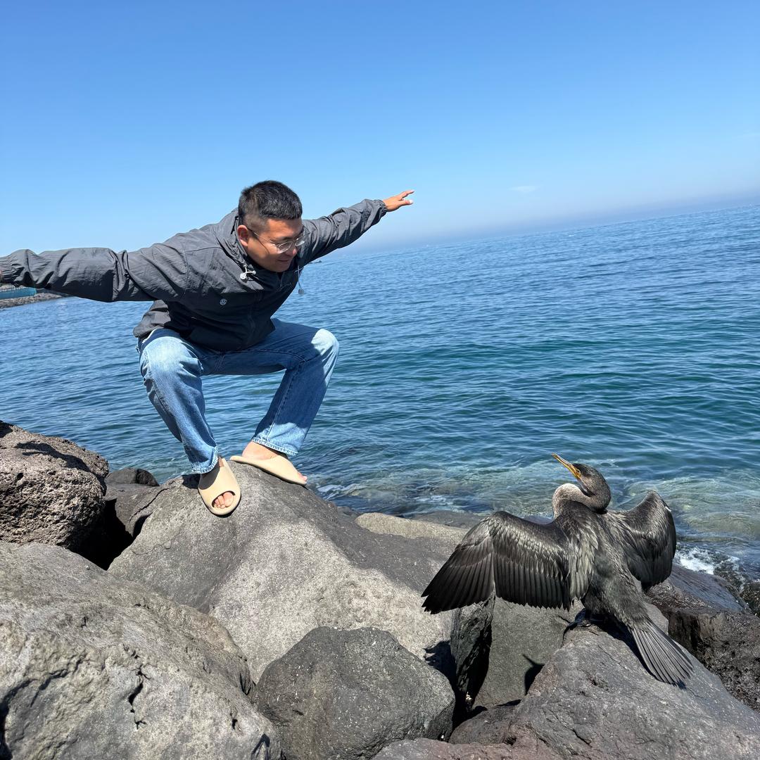 爱喂鱼的年轻人