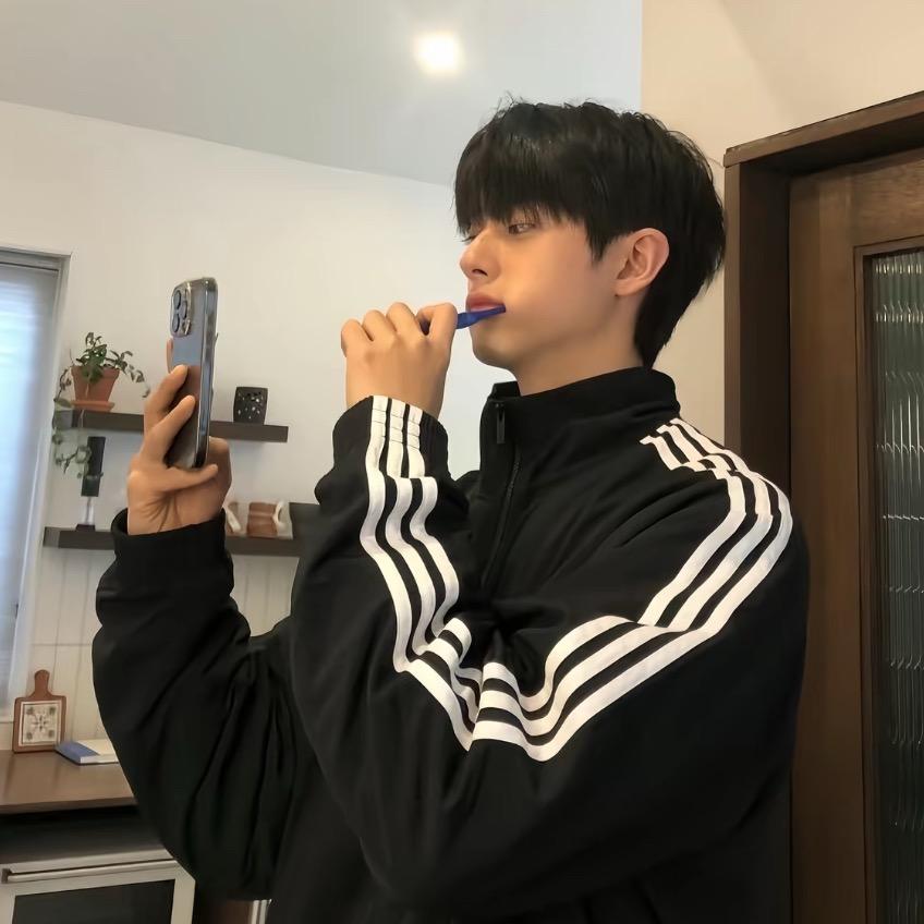 弟弟有腹肌
