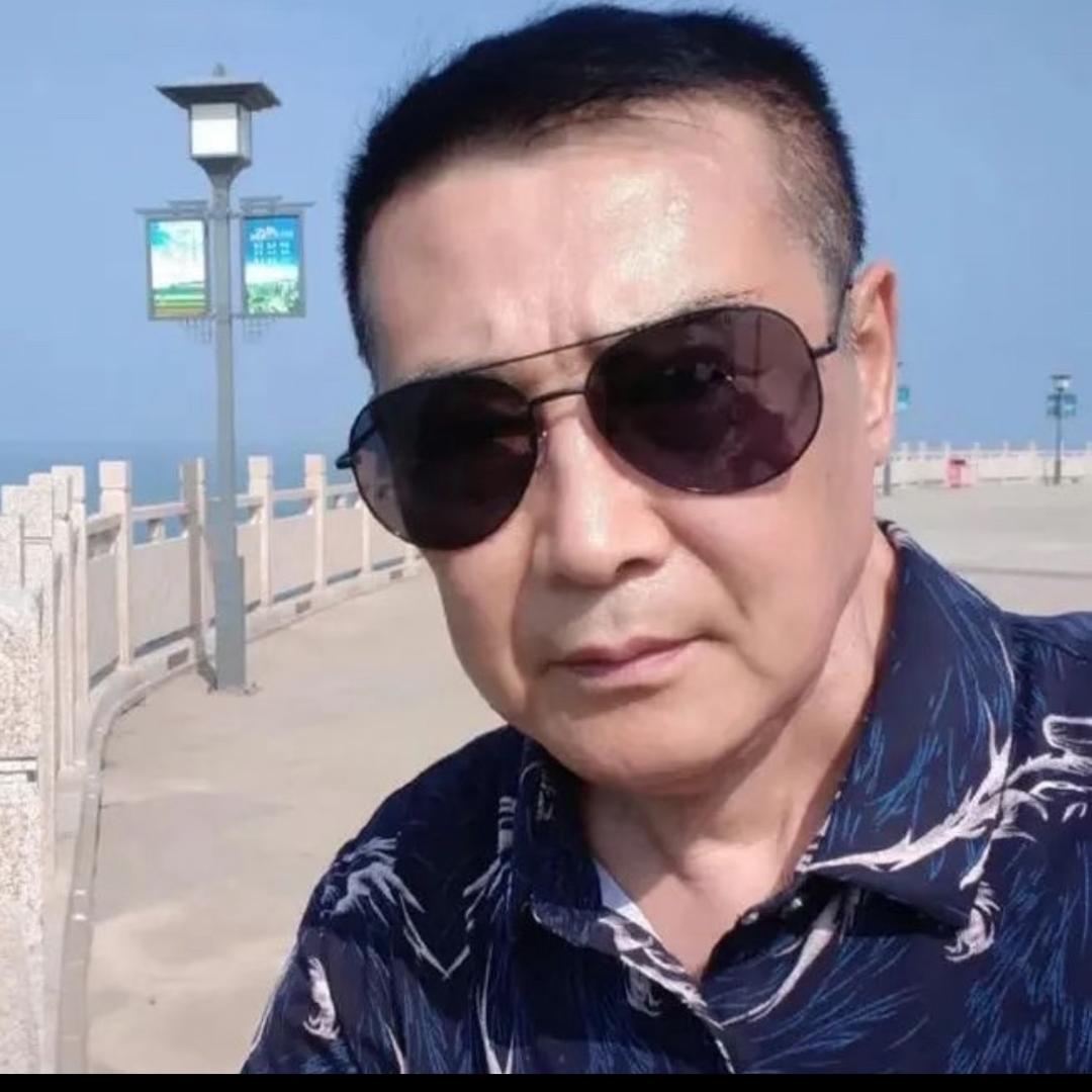 温文尔雅的中年人