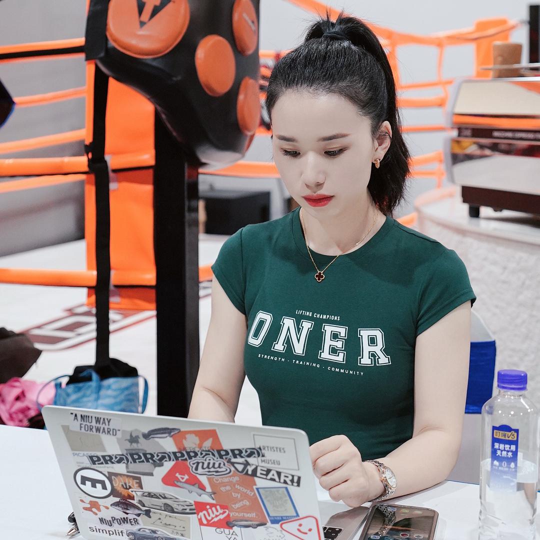 美娜又吃了
