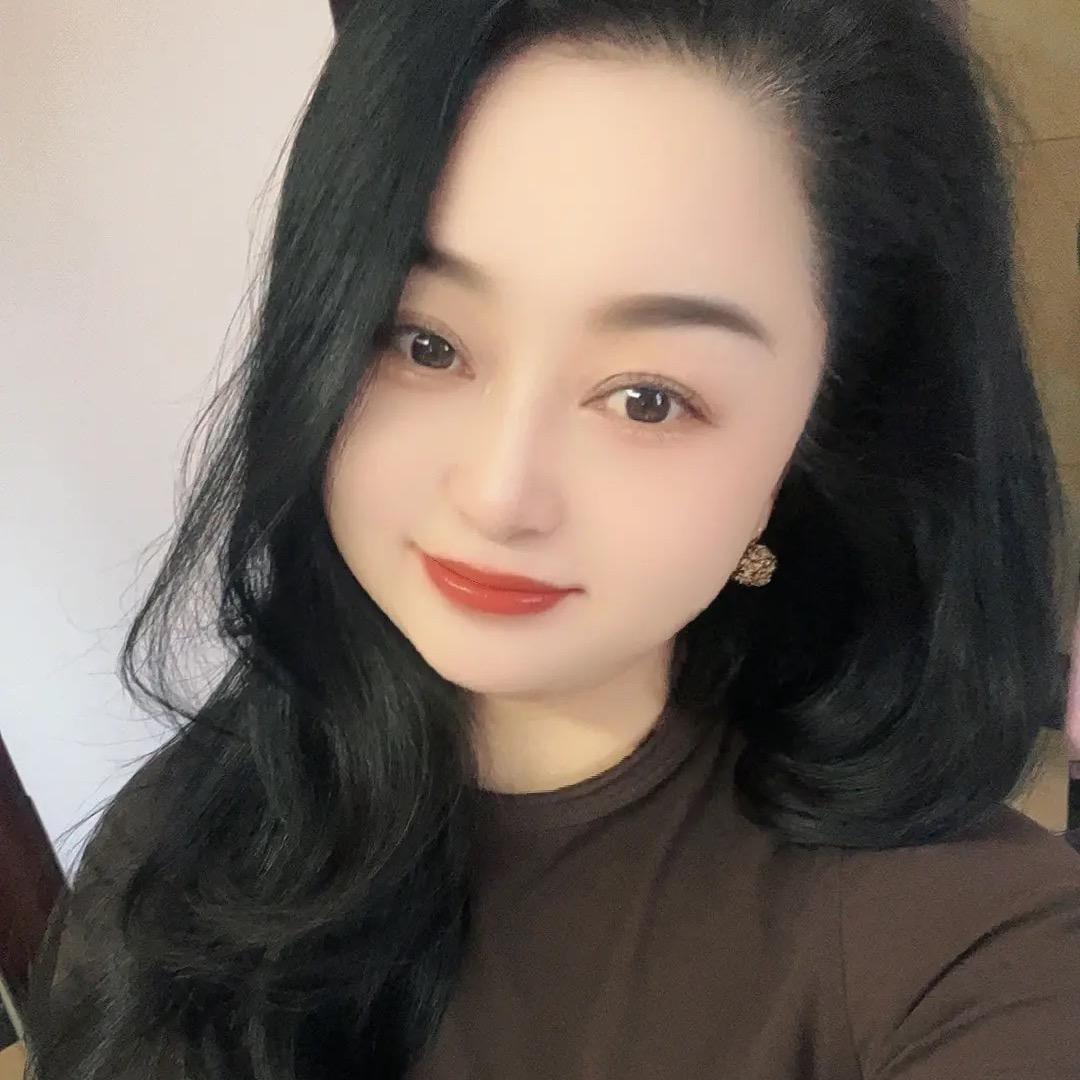 美蛙鱼火锅店老板娘