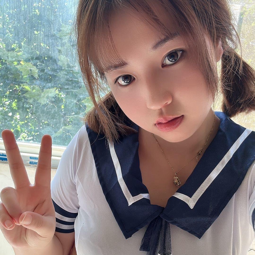 尹  红