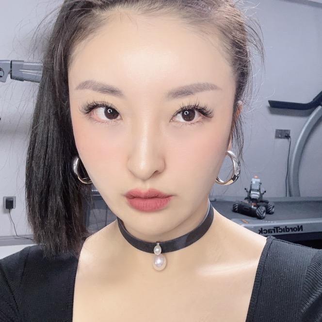嫁接睫毛的熙熙