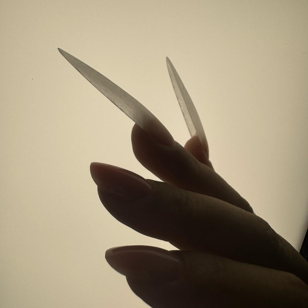 匡匡一顿搓指甲