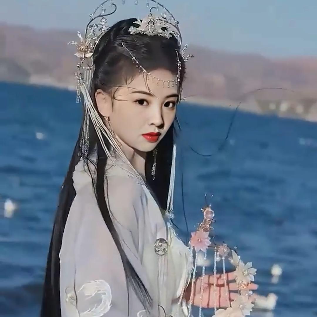 湖水里畅游的鸭宝宝