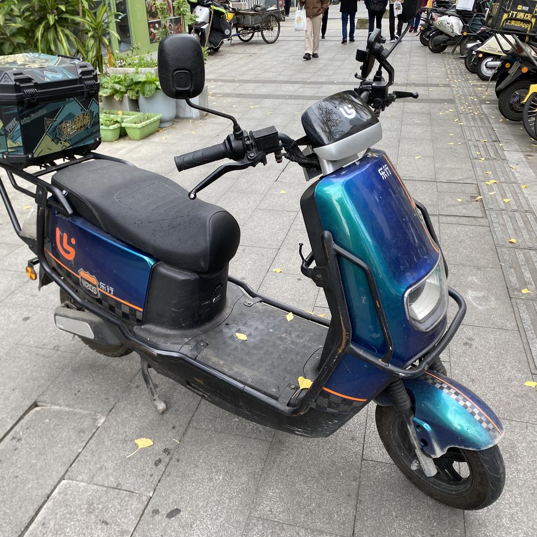 在成都租电动车的小曾