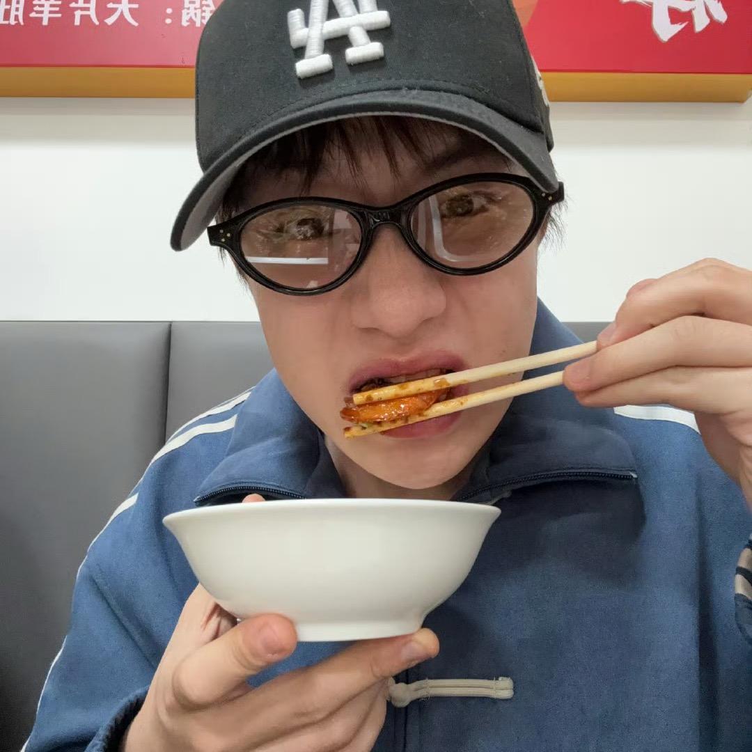 三更半夜去厕所调戏十个男人🌾