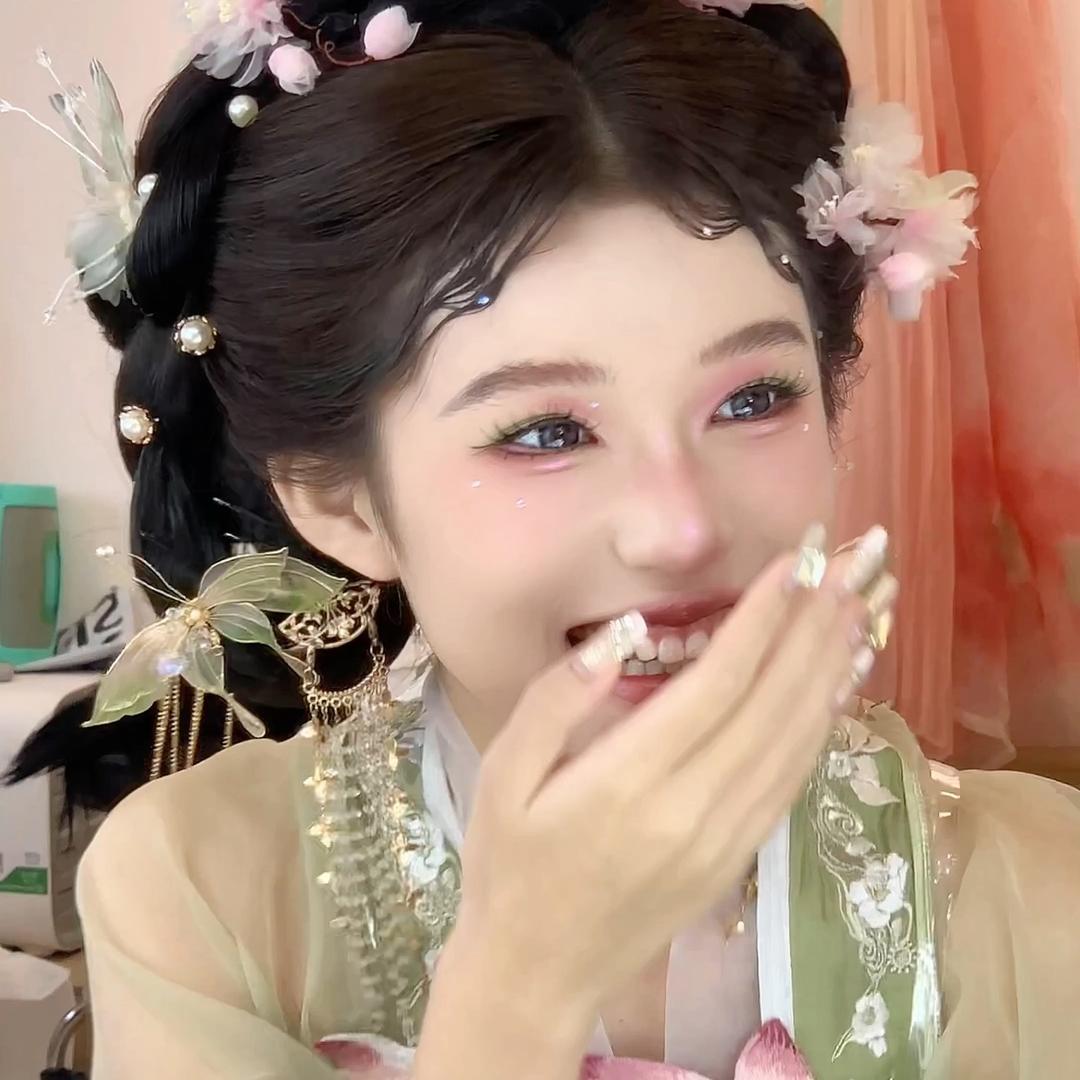 甜甜在化妆(牛马版)
