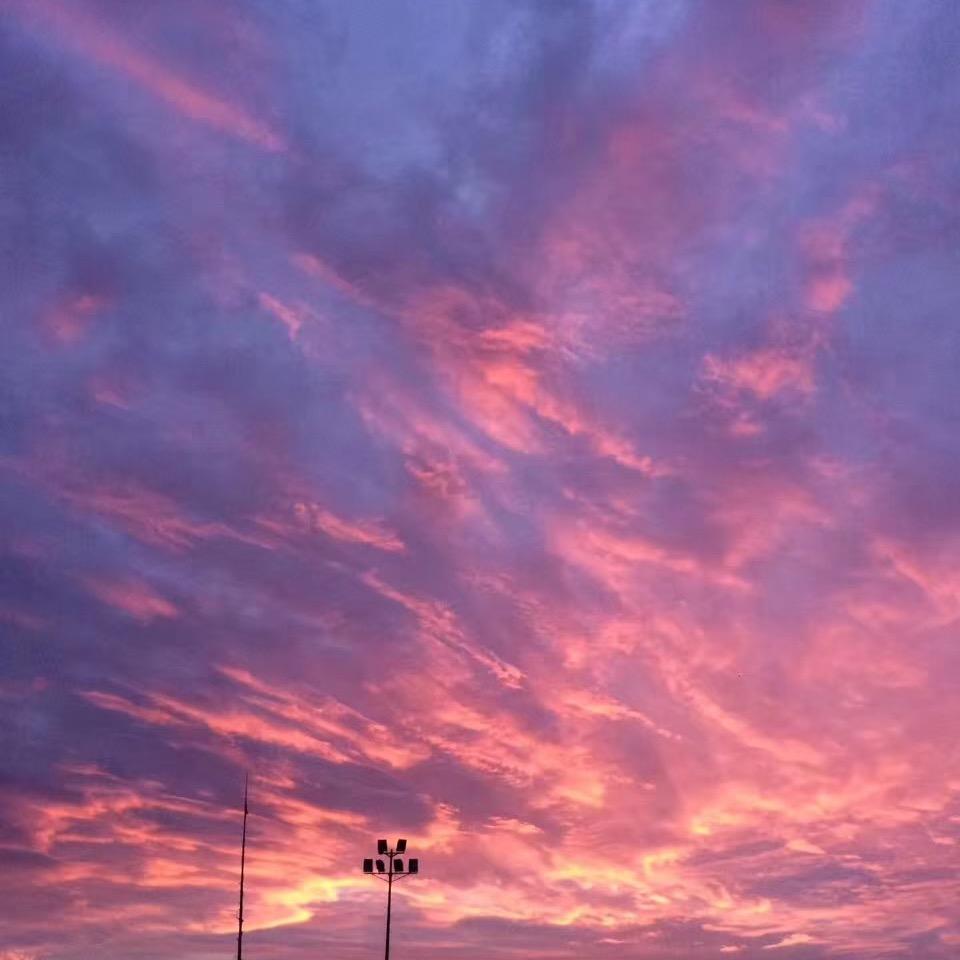 天空。