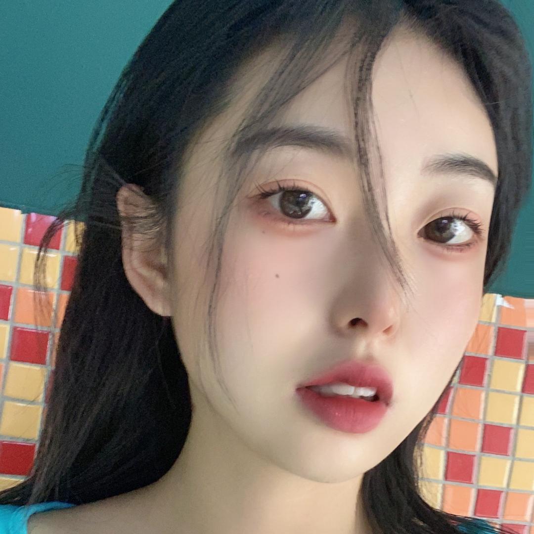 在栏杆开卤菜店的木兰