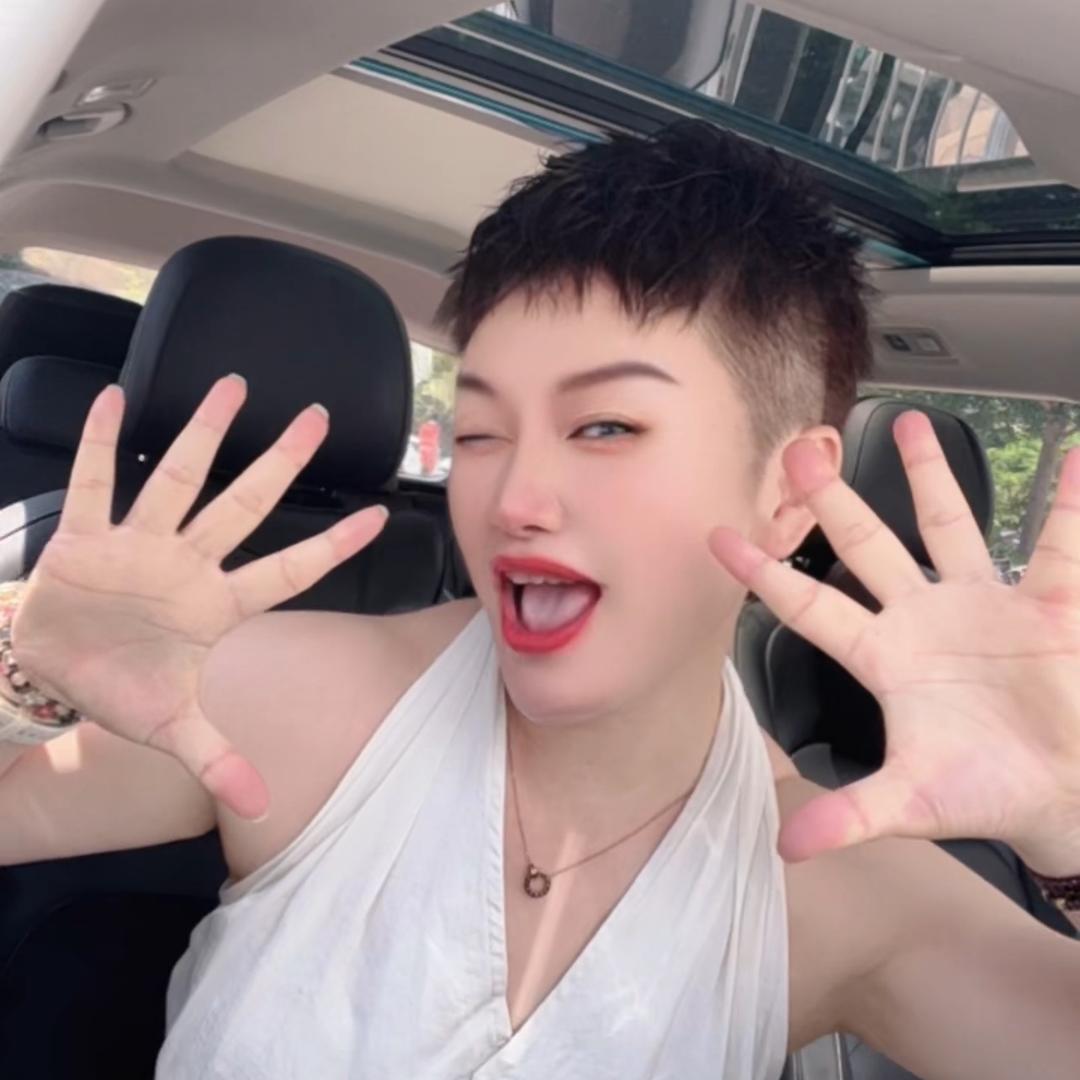 此婆娘已疯了