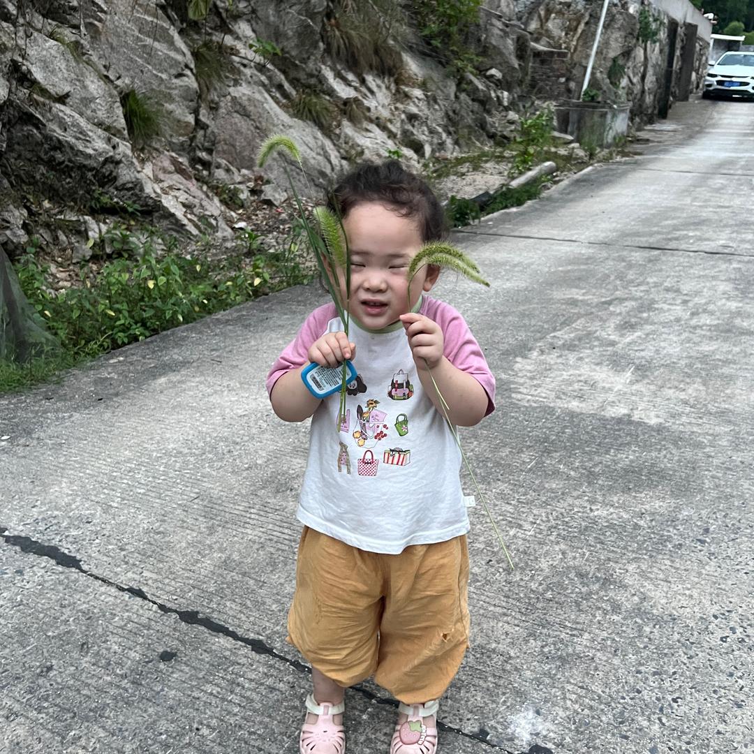 爱吃辣条的小卷卷