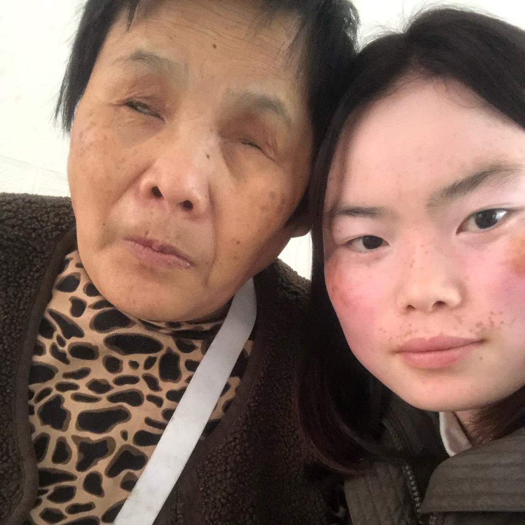 燕伟（01年带娘家妈在婆家生活）