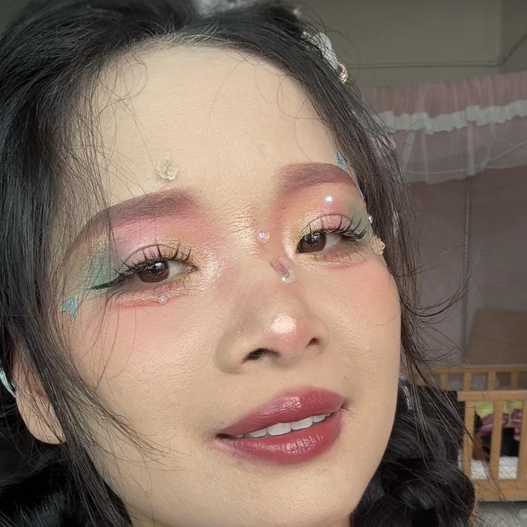燕子学化妆