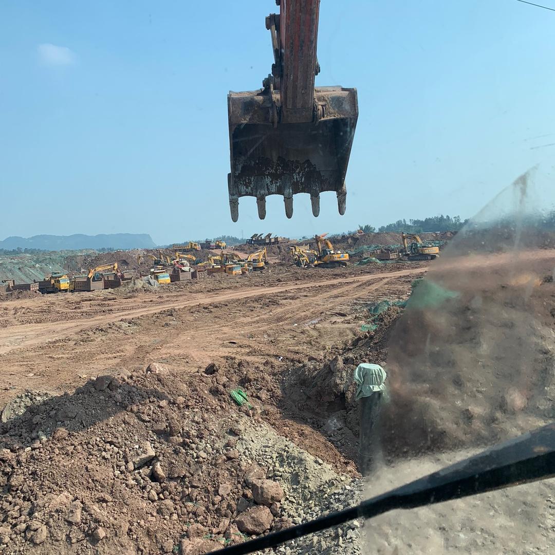 开挖挖机的赵刚刚