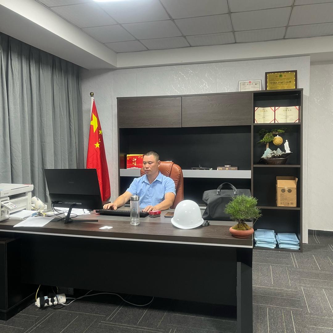 工地总包 包工头（阿伟）