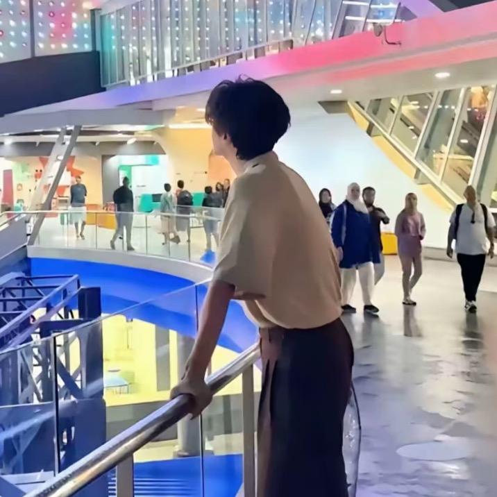 展𠄘.