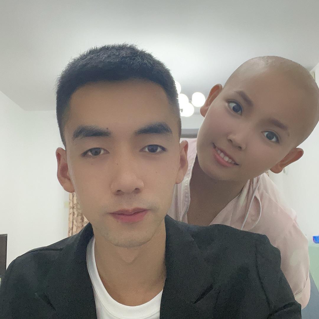 石一陪妻子加油