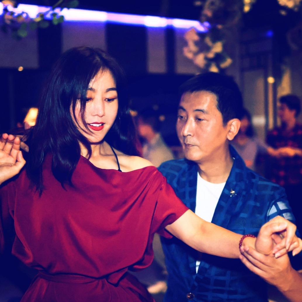 爱跳舞的美娴