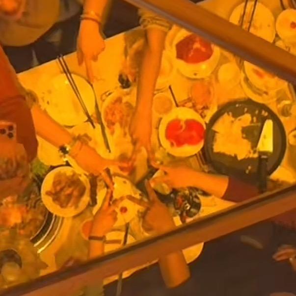 四个脑袋一条心