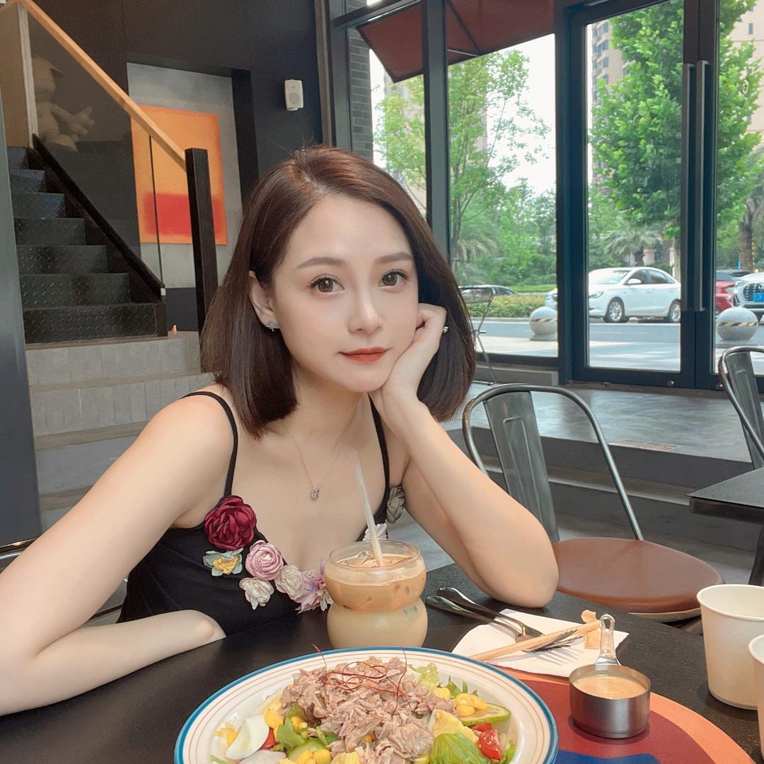 依依轻奢女装穿搭