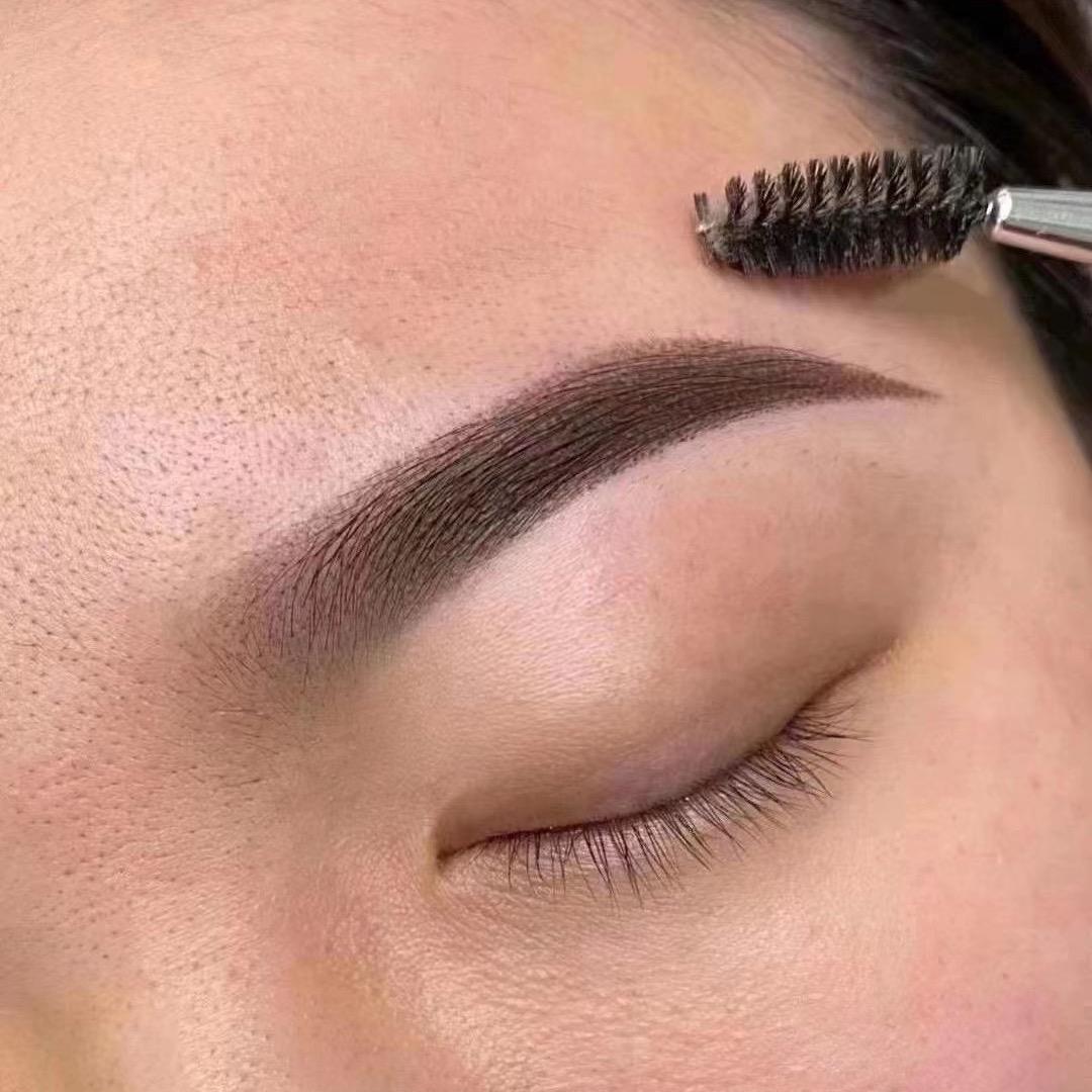 在辉南做眉毛的隋晏晏