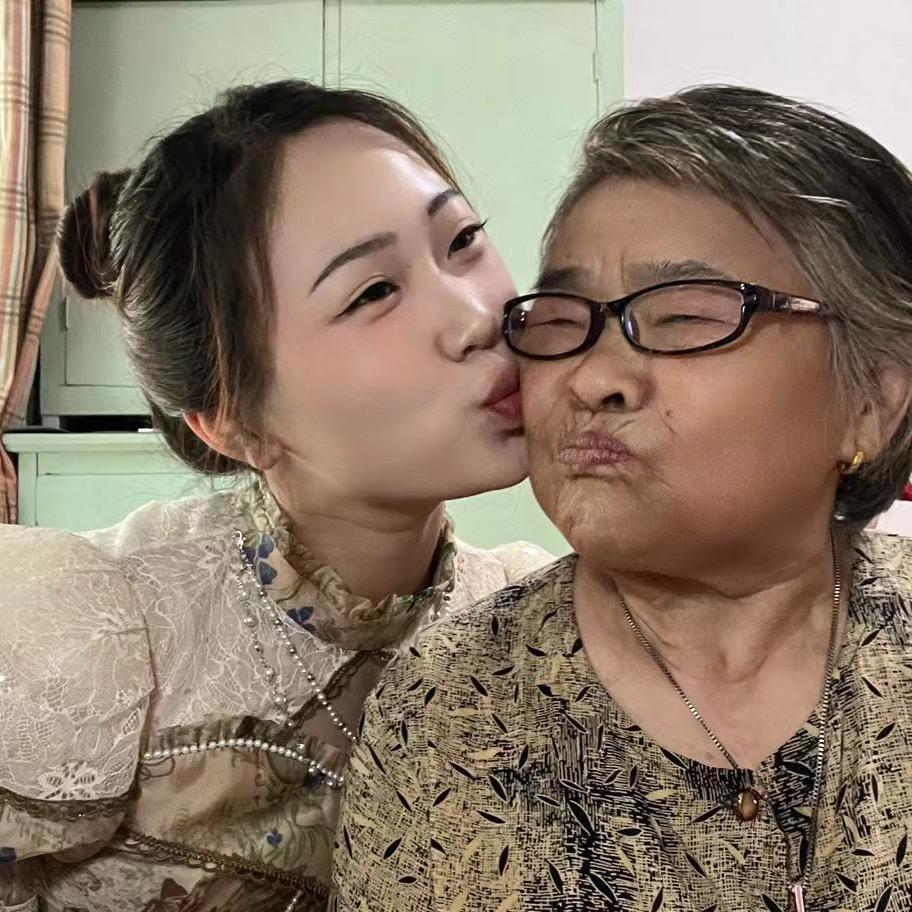 全世界最幸运最幸福最快乐的小女孩