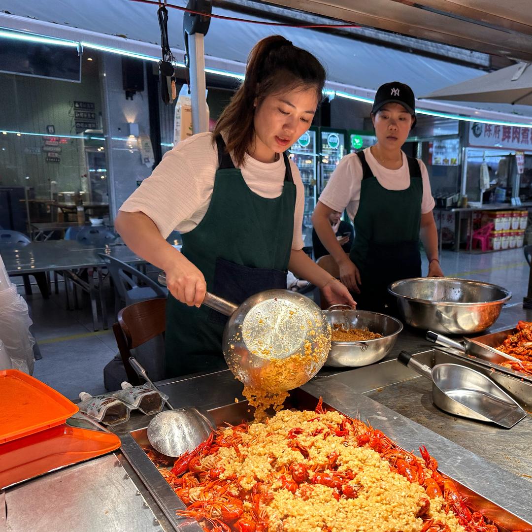甘子摆摊卖小龙虾.柳州地摊