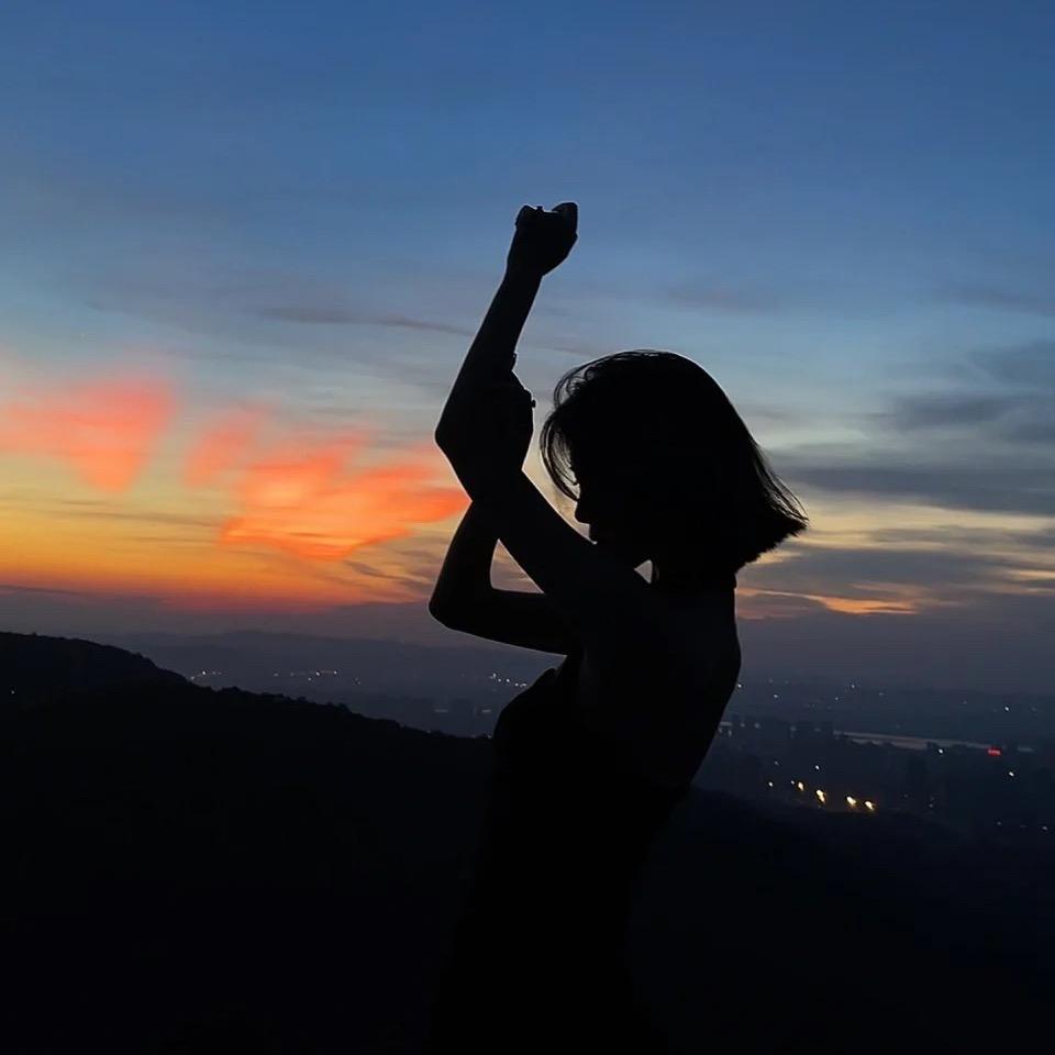 @何-