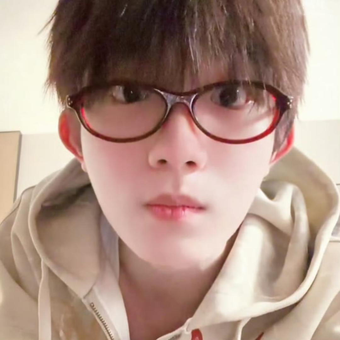 你却爱着一个烧饼