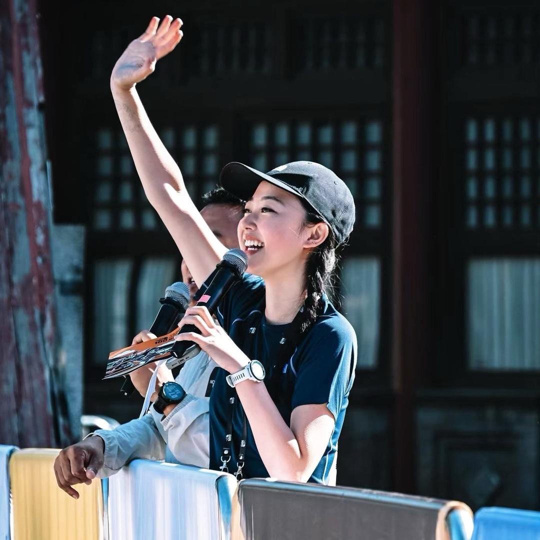 主持人 白越