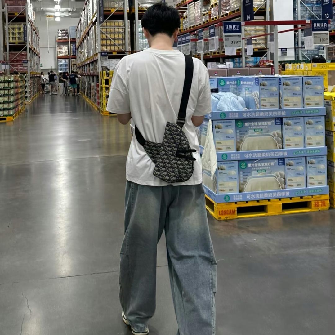 白色旅行箱