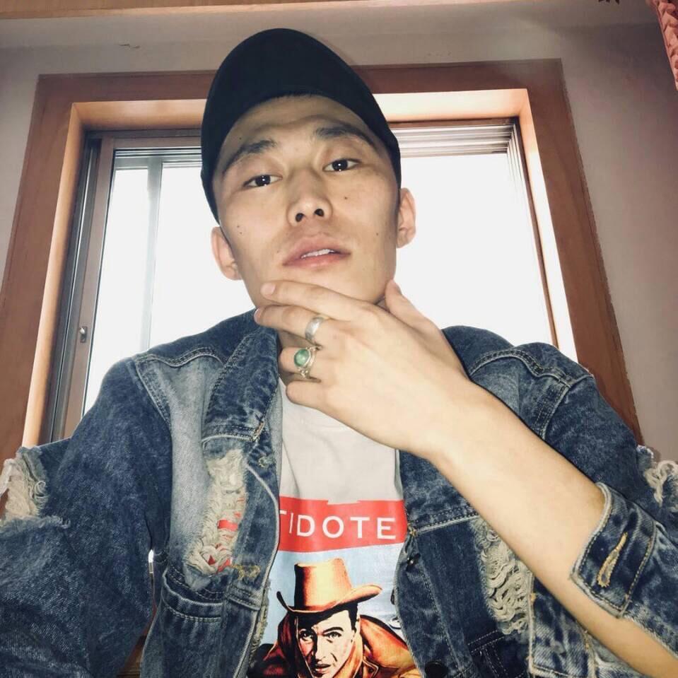 （巴图）