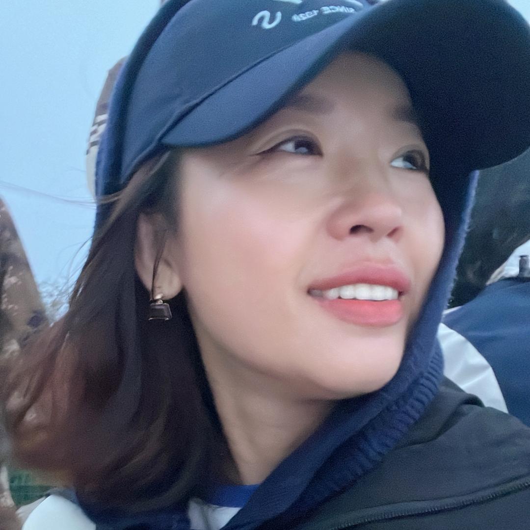 废墟上开花的小白