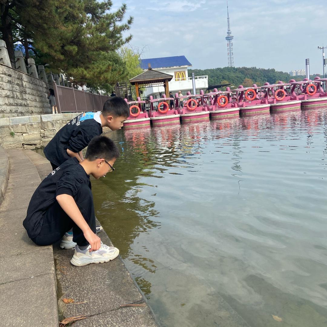车顶上有七彩祥云