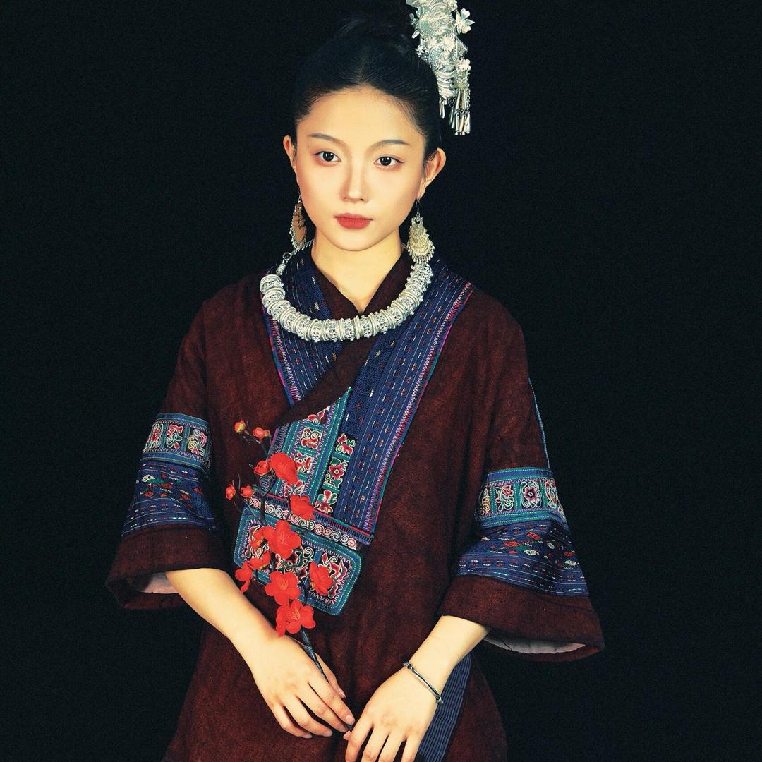 绣圆民族服饰